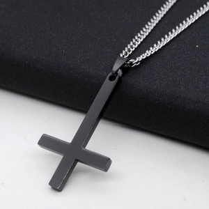 Collier minimaliste pour hommes avec pendentif croix inversée noir mat sur chaîne acier