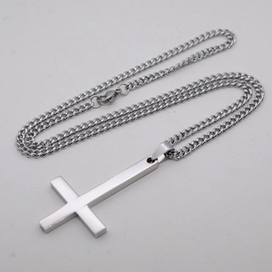 Pendentif croix inversée argenté poli avec chaîne gourmette classique et fermoir homard