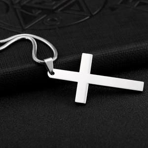 Gepolijste kruishanger van roestvrij staal met slangenketting op zwart leren decor