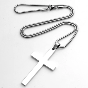 Gepolijste roestvrijstalen kruishanger met een slanke zilveren slangenketting close-up