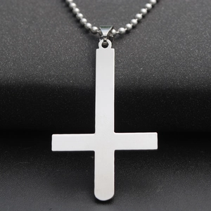 Detailansicht eines polierten Inverted Cross Anhängers aus Edelstahl an einer Kugelkette