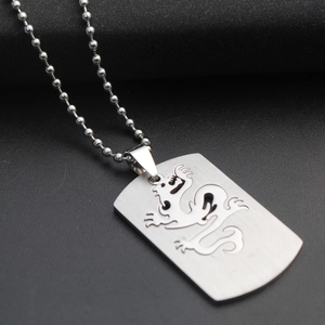 Detalle del collar con placa de acero inoxidable y grabado de tótem de dragón cepillado