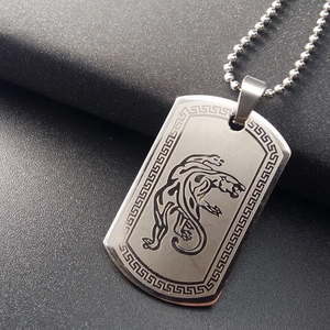 Detailopname van de lasergegraveerde luipaard hanger met Griekse rand en een bolletjesketting