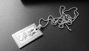 Vue détaillée du pendentif dragon en acier inoxydable argenté avec chaîne à billes