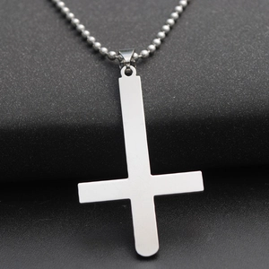 Poliertes Silber-Edelstahl Invertiertes Kreuz Anhänger an einer klassischen Kugelkette
