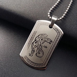 Macro-opname van roestvrijstalen dogtag-hanger met gegraveerde luipaard en Griekse rand