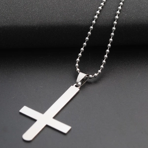 Nahaufnahme eines polierten Edelstahl-Umkehrkreuz-Anhängers mit einer klassischen Kugelkette