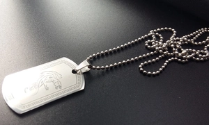 Macro-opname van zilveren panter hanger met Grieks patroon aan een kogelketting