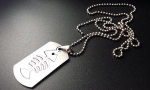Nahaufnahme von gebürstetem Edelstahl-Dog-Tag-Anhänger mit minimalistischer Fischgräte