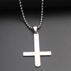 Detailansicht der silbernen Edelstahl-Inverted-Cross-Halskette mit klassischer Perlenkette