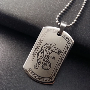 Roestvrijstalen herenketting met dog tag hanger en gegraveerd panterontwerp.