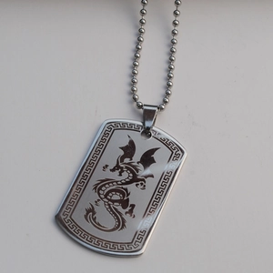 Collier avec pendentif dragon en acier inoxydable avec bordure grecque et chaîne à billes