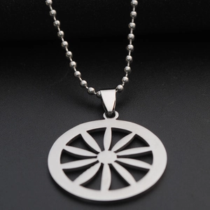 Collar minimalista de acero inoxidable plateado con colgante de pétalo de sol