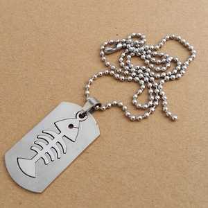 Makro-Detail des industriellen Doppel-Fischgräten-Ausschnitts auf Stahl-Anhänger