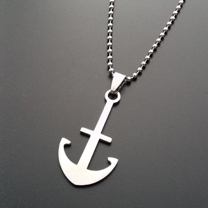 Nahaufnahme des nautischen Ankeranhängers aus Edelstahl mit gebürstetem Metallfinish