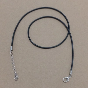 Detalle de collar de cordón negro con cierre de langosta plateado y cadena de extensión ajustable