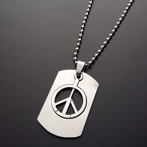 Λήψη macro ασημένιου μενταγιόν dog tag από ανοξείδωτο ατσάλι με το σύμβολο της ειρήνης
