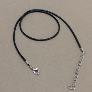 Detalle de collar de cordón encerado negro con cierre de mosquetón y extensión