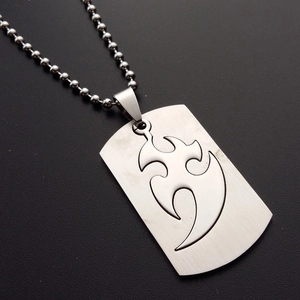 Dettaglio del ciondolo dog tag in acciaio spazzolato con design a fiamma e catena a sfere