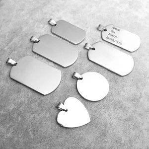 Primer plano de placas de identidad personalizadas de acero inoxidable con grabado láser