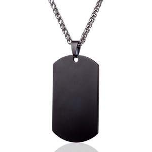 Collana con piastrina nera da uomo con finitura opaca e catena a spiga d'argento