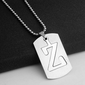Κοντινό πλάνο του ασημί μενταγιόν με γράμμα Z και βουρτσισμένο ατσάλι σε αλυσίδα