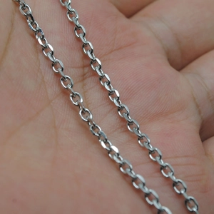 Collana a catena a maglie in acciaio inossidabile lucido tenuta in mano per scala