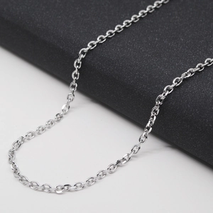 Dettaglio macro di una catena a maglie in acciaio inossidabile argento su cofanetto