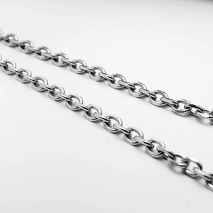 Dettaglio macro di una catena a maglie in acciaio inossidabile argento con anelli ovali