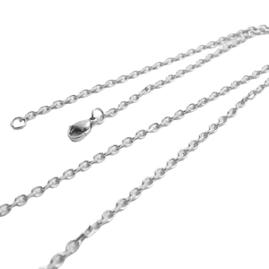 Collana a catena in acciaio inossidabile lucido con chiusura a moschettone su sfondo bianco