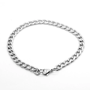 Gros plan détaillé d'un bracelet gourmette en acier titane poli avec un fermoir mousqueton