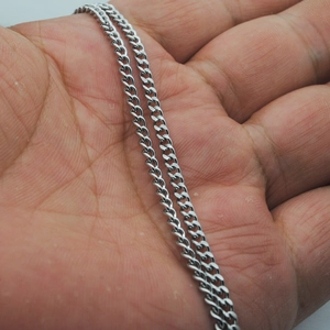 Collier gourmette en acier titane pour femmes avec une finition argentée polie