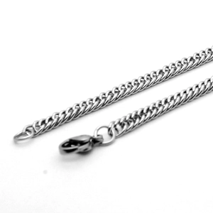 Detailopname van roestvrijstalen gourmetketting met een stevige karabijnsluiting