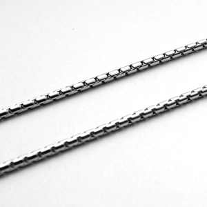 Collier chaîne vénitienne en acier inoxydable argenté avec design minimaliste