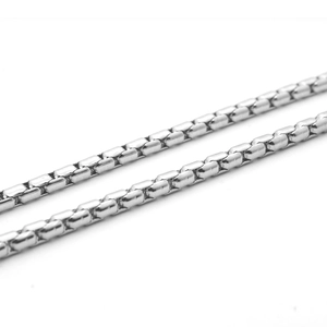 Collier chaîne box en acier inoxydable argenté poli avec un design moderne à maillons carrés