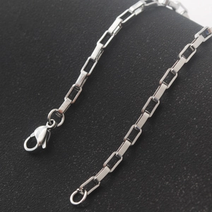 Unisex Edelstahl Box-Kettenarmband mit Karabinerverschluss auf schwarzem Hintergrund