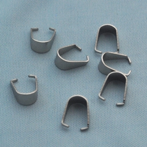 Makro-Detail von sieben Edelstahl-Anhängerschlaufen für DIY-Schmuck und Halsketten