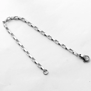 Detailaufnahme eines silbernen Box Chain Armbands aus Edelstahl mit sicherem Karabinerverschluss