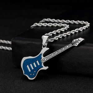 Collar con colgante de guitarra eléctrica azul de acero inoxidable con cadena de cuerda
