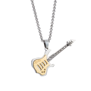 Primer plano del collar de guitarra con detalles dorados calados y contorno plata