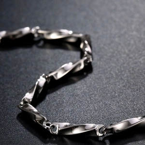 Bracciale Mobius moderno in acciaio inossidabile lucido con maglie a torsione per uomo