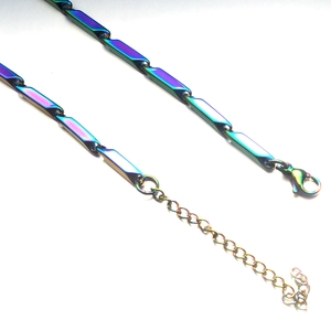 Dettaglio del bracciale a catena arcobaleno in acciaio inossidabile con chiusura a moschettone