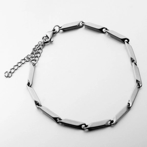 Detailweergave van de roestvrijstalen geometrische kettingarmband met een karabijnsluiting
