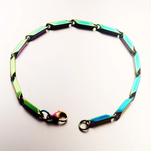 Dettaglio macro del bracciale in acciaio inossidabile arcobaleno con chiusura a moschettone