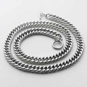 Gedetailleerde weergave van roestvrijstalen schakelketting met een trendy T-sluiting