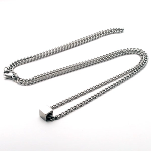 Minimalistische silberne Edelstahl-Halskette mit Würfelanhänger und Karabinerverschluss für Unisex