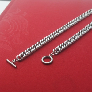 Zilveren roestvrijstalen curb chain ketting met een minimalistische OT-kapittelsluiting
