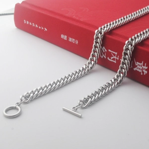 Macro detail van een zilveren roestvrijstalen schakelketting met hippe OT-sluiting