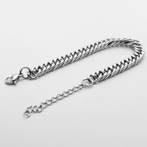 Macrodetail van de zilveren roestvrijstalen Cubaanse schakelarmband met karabijnsluiting