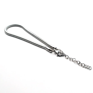 Détail du bracelet chaîne serpent en acier inoxydable argenté avec fermoir mousqueton
